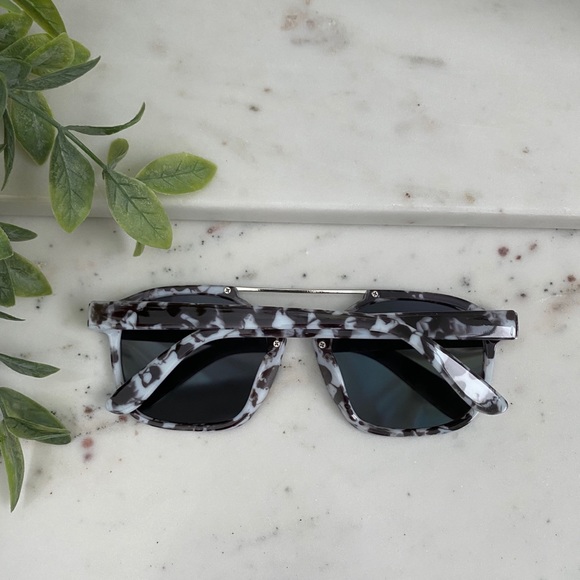 "Hadley" Sunglasses || Silver Mirror Speckled - Picture 4 of 8